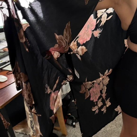 Black Floral Velvet & Sheer Kimono Cover-Up - Picture 3 of 7
